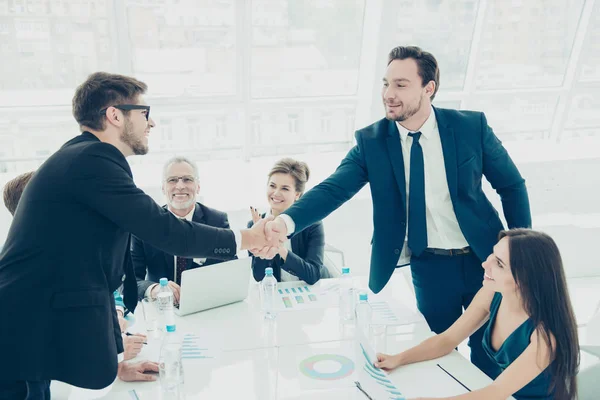 Üzletemberek kezet sikeresen befejező fel egy találkozó, és e — Stock Fotó