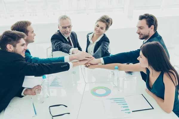 Conceito de trabalho em equipa. Empresários unindo as mãos em círculo — Fotografia de Stock