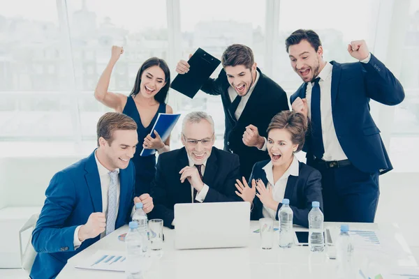 Óptimas notícias! Empresários sorridentes felizes triunfando com elevado — Fotografia de Stock