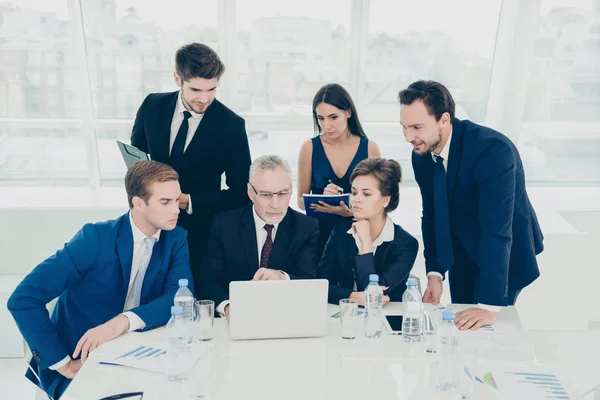 Ocupado equipo de empresarios que trabajan para terminar el proyecto financiero en — Foto de Stock