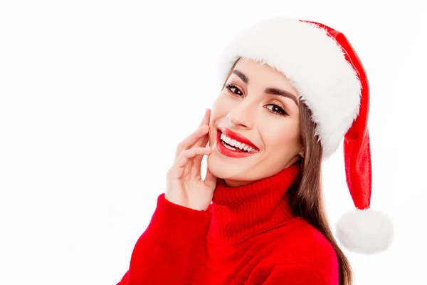 Jolie jeune femme souriante portant un chapeau de Père Noël rouge — Photo