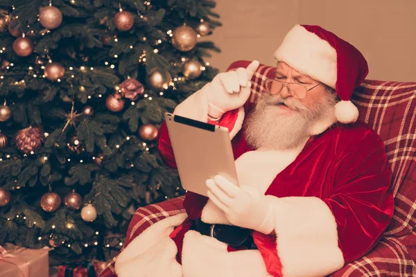 Возбужденный современный Санта-Клаус в красном костюме — стоковое фото