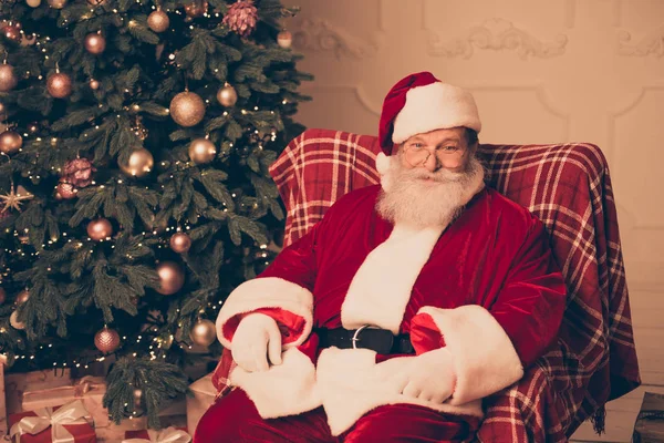 Счастливый Санта-Клаус сидит на стуле в гостиной под Парижем — стоковое фото