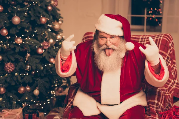 Jest to impreza! Się w język wyświetlone fajne Santa Claus i skrzyżowane wi — Zdjęcie stockowe