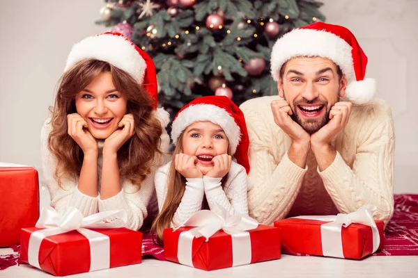 Retrato de família feliz alegre de três pessoas com presente de xmas — Fotografia de Stock