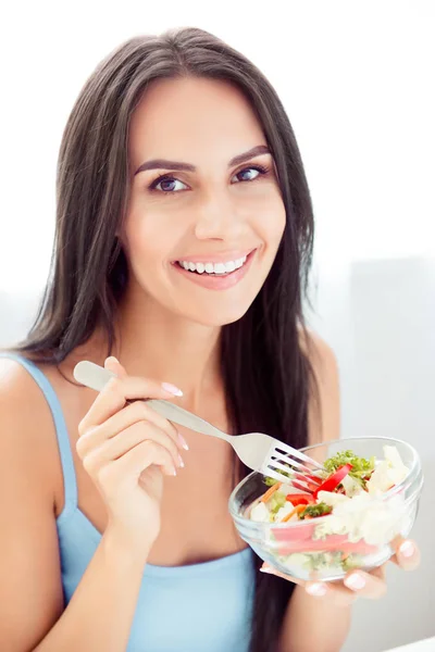 Portrait de jeune femme gaie mangeant une salade saine — Photo