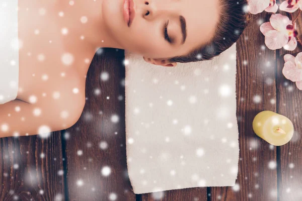 Halbgesicht-Porträt einer jungen Frau in der Sauna mit Schneeflocken — Stockfoto