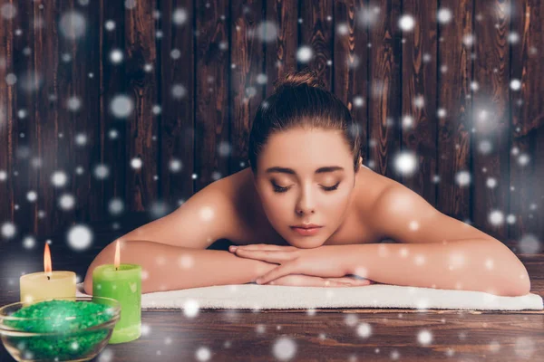 Mooie vrouw ontspannen op aromatherapie op besneeuwde winter achtergrond — Stockfoto