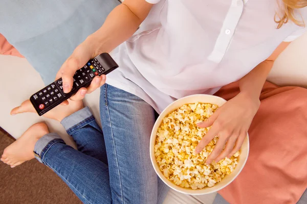Close-up van vrouw eten popcorn met afstandsbediening tv — Stockfoto