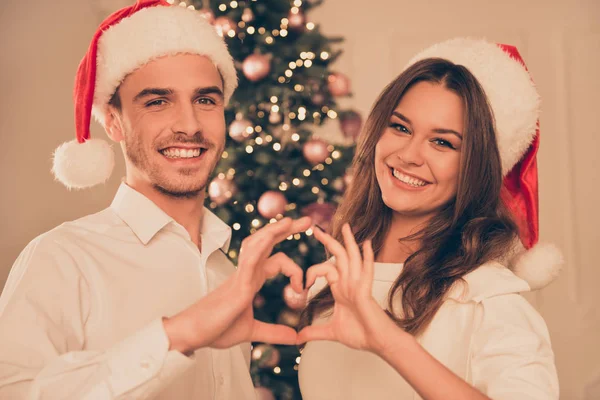 Ευτυχισμένο ζευγάρι στην αγάπη γιορτάζει τα Χριστούγεννα και χειρονομώ καρδιά w — Φωτογραφία Αρχείου