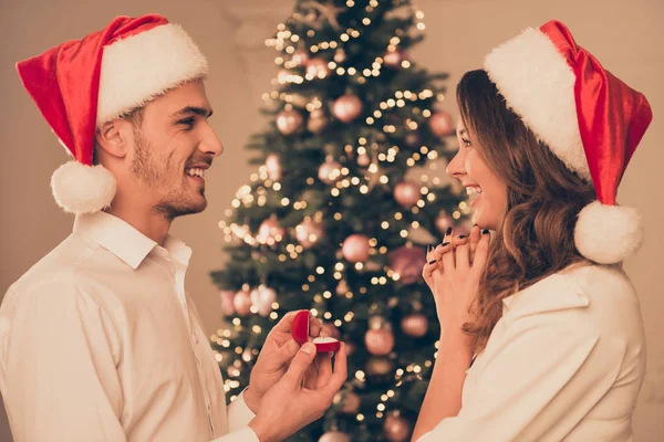 Joven feliz hombre haciendo propuesta de matrimonio su excitado en x-mas —  Fotos de Stock