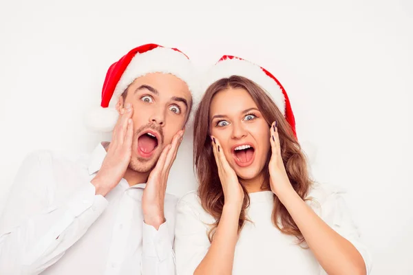 Ena! Retrato de dois amorosos amased apaixonados em vermelho santa — Fotografia de Stock