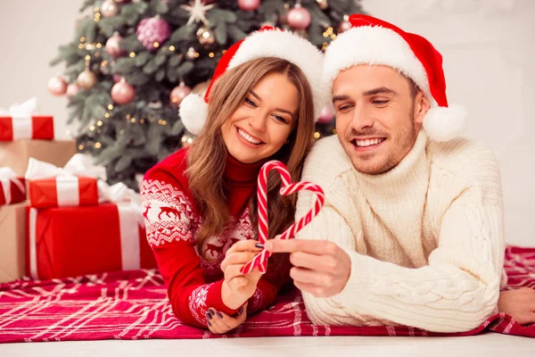 Retrato de alegre bonito homem e mulher em vermelho santa chapéus maki — Fotografia de Stock