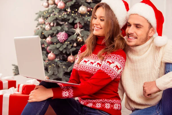 Jeune famille ensemble faire du shopping en ligne et acheter des cadeaux — Photo