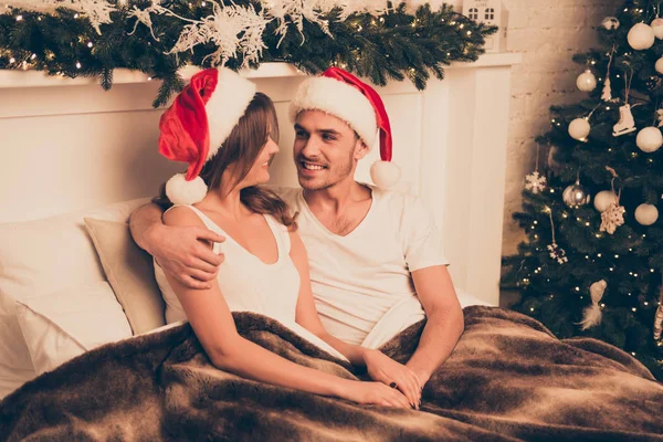 Hombre guapo abrazando a su esposa en la cama en las vacaciones de Navidad — Foto de Stock
