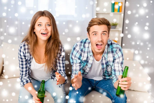 Junge aufgeregte Familie schaut im Weihnachtsurlaub Fußball mit Bier — Stockfoto