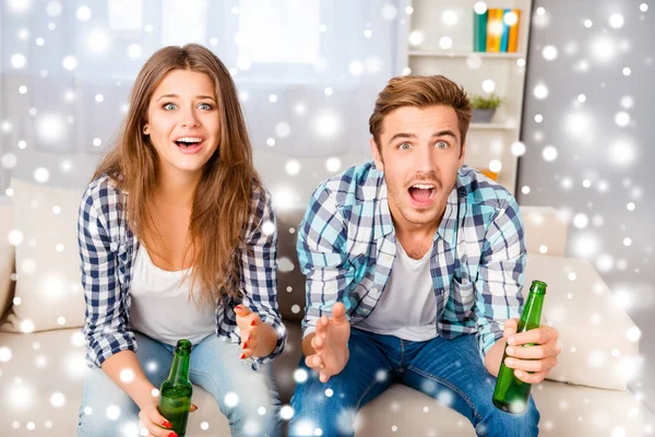 Jovem família animada assistindo futebol com cerveja no feriado xmas — Fotografia de Stock