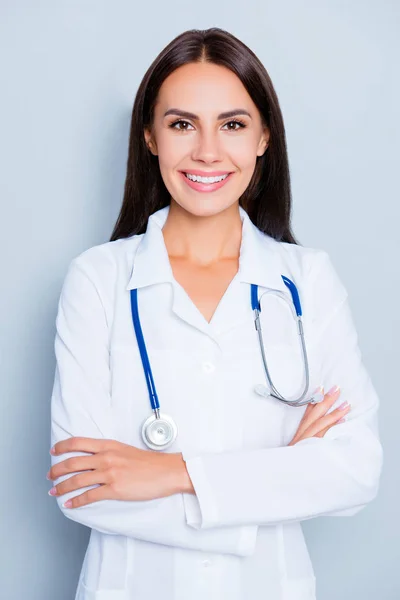Porträt der hübschen Ärztin mit strahlendem Lächeln und — Stockfoto