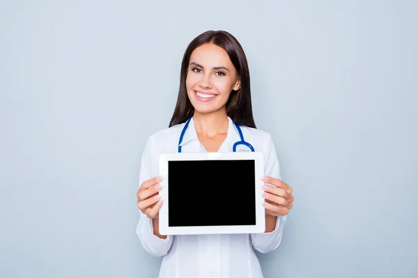 Çok gülümseyen doktor tablet siyah ekran gösterilen — Stok fotoğraf