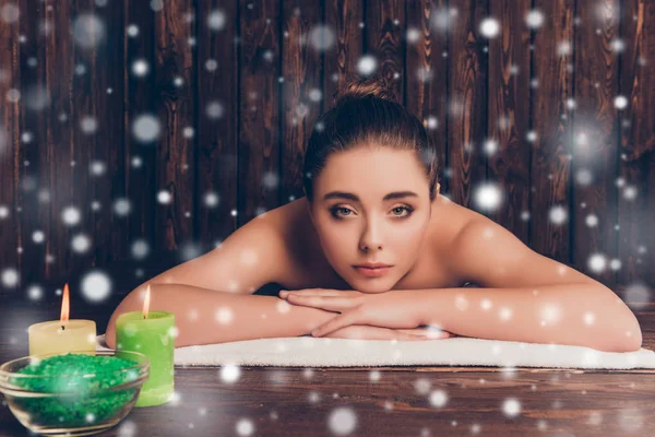 Attraktive Mädchen mit Aromatherapie in der Sauna vor Weihnachten — Stockfoto