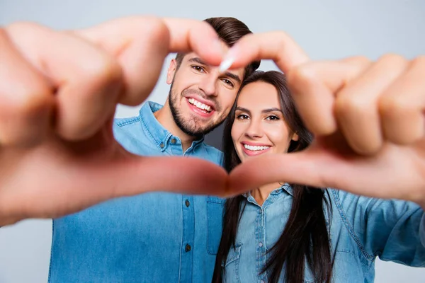 Närbild av leende lyckliga familjen göra hjärta med fingrar — Stockfoto