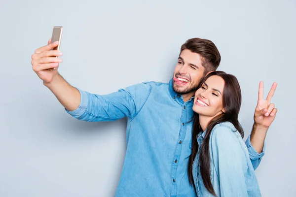 Akıllı telefondan selfie çeken iki mutlu aşığın portresi. — Stok fotoğraf