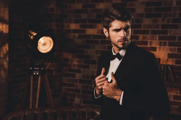 Portret van sexy macho man dragen zwarte smoking en in l ' bow-tie — Stockfoto