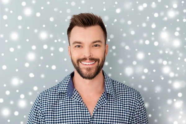 Portrait de joyeux jeune homme barbu heureux sur hiver neigeux bac — Photo