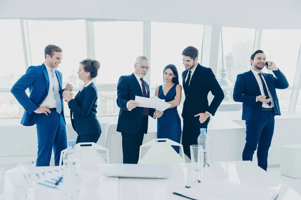 Jóvenes empresarios descansan en reunión de la conferencia — Foto de Stock