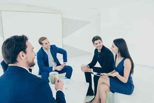 Retrato del grupo de empresarios que trabajan juntos en la reunión — Foto de Stock