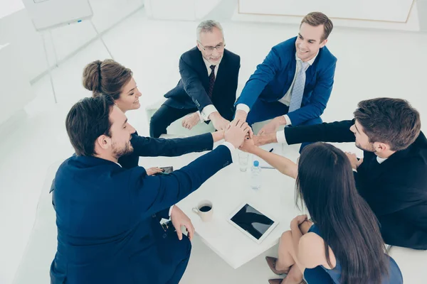 Bovenaanzicht van mensen uit het bedrijfsleven met hun handen op de top van elke oth — Stockfoto