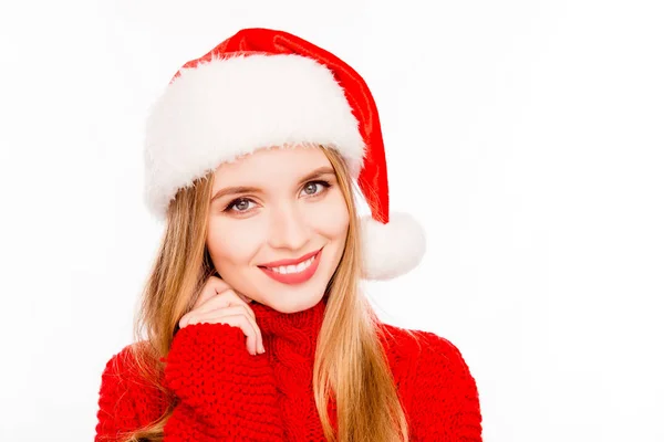 Jolie jeune femme souriante portant un chapeau de Père Noël rouge — Photo