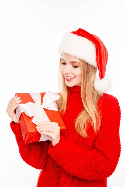 Ung glad kvinna i santa hatt hålla julklapp — Stockfoto