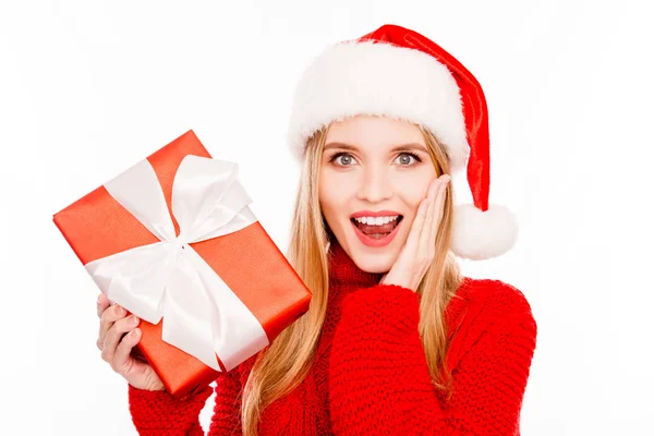 Jeune femme heureuse dans le chapeau de Père Noël tenant cadeau de Noël — Photo