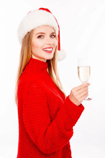 Jolie jeune femme en santa chapeau avec verre de shampagne — Photo