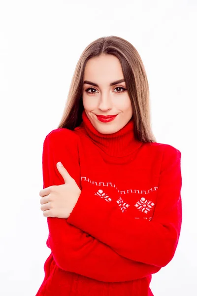 Портрет молодої брюнетки в теплому в'язаному червоному светрі — стокове фото