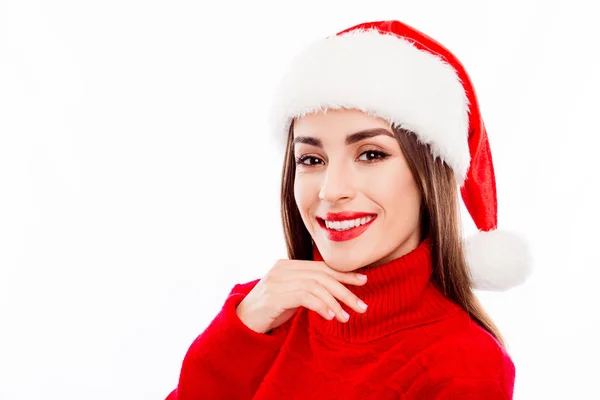Portrait de jolie jeune femme heureuse portant un chapeau de Père Noël — Photo