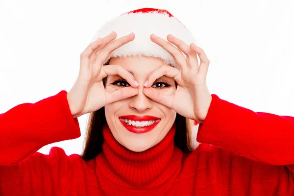 Портрет щасливої дівчини в капелюсі Санта робить окуляри з пальцями — стокове фото