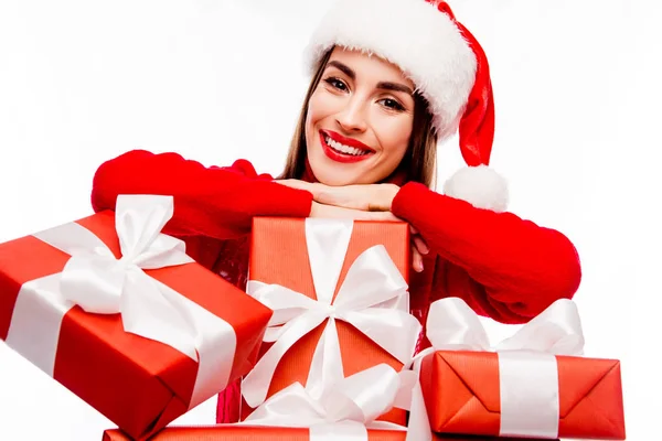 Portrait de belle fille heureuse Santa avec cadeaux de Noël — Photo