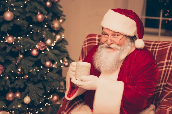 Retrato de Papai Noel sorridente envelhecido descansando com xícara de chá quente — Fotografia de Stock