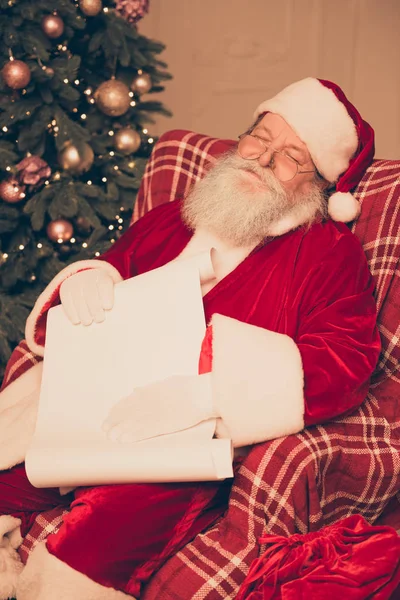 Retrato de Papai Noel cansado dormindo e segurando rolo de papel de — Fotografia de Stock