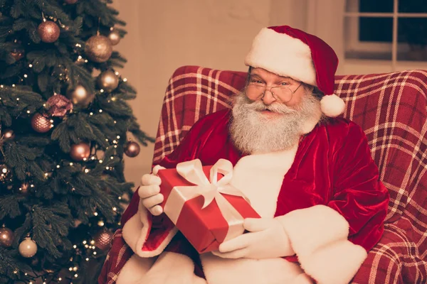 Gelukkig oud Santa in rood kostuum bedrijf xmas aanwezig — Stockfoto