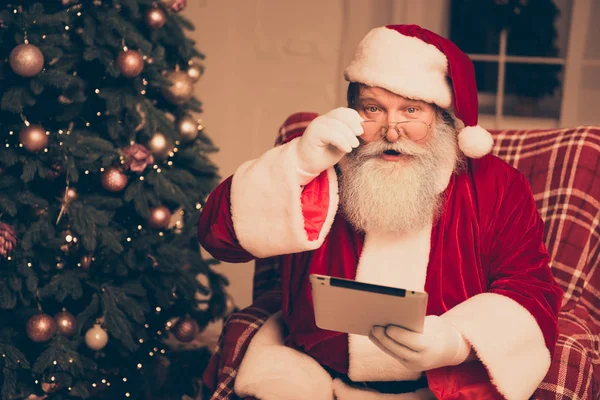 Возбужденный amased Санта держит планшет с почтой от детей — стоковое фото