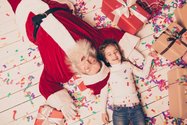 サンタ クロースと床に横たわって幸せな少女の平面図 — ストック写真