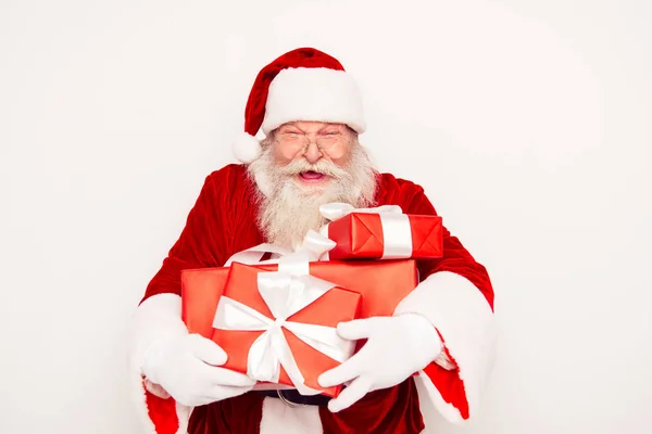 Gelukkig Santa Claus houden van vakken met Kerstmis geschenken — Stockfoto