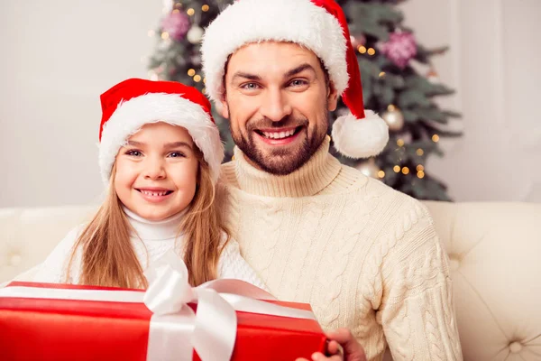 Portret ładny happy mała dziewczynka i jej tata z Boże Narodzenie prezent — Zdjęcie stockowe