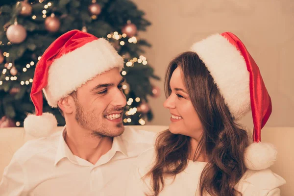 Joven pareja feliz en el amor tener fecha en Navidad —  Fotos de Stock