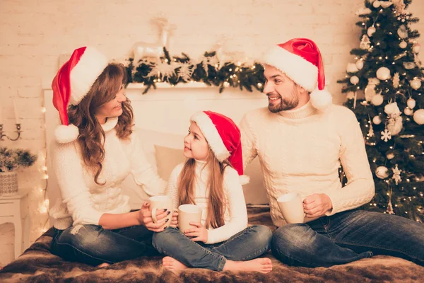 Feliz família celebrando o Natal e beber cacau quente — Fotografia de Stock