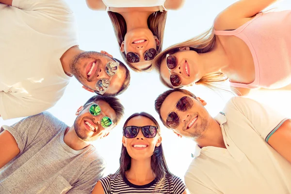 Grupo de jóvenes amigos felices disfrutando del día de verano y buscando hacer —  Fotos de Stock