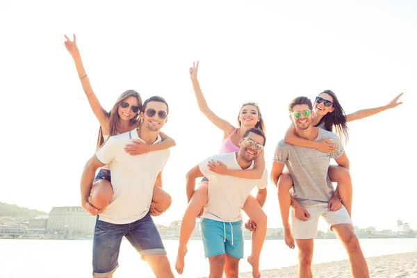 해변에서 재미 행복 미소 가장 친한 친구의 그룹 — 스톡 사진